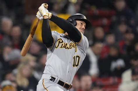 AP sources: Pirates, OF Reynolds agree to 8-year deal